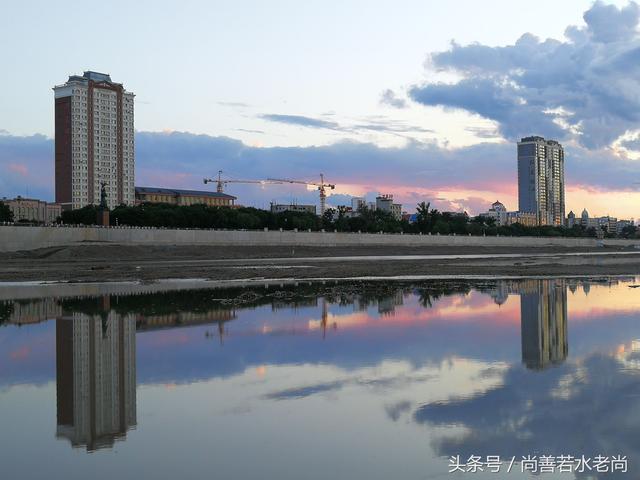 黑龙江畔落日余晖红满天，景色宜人留连返