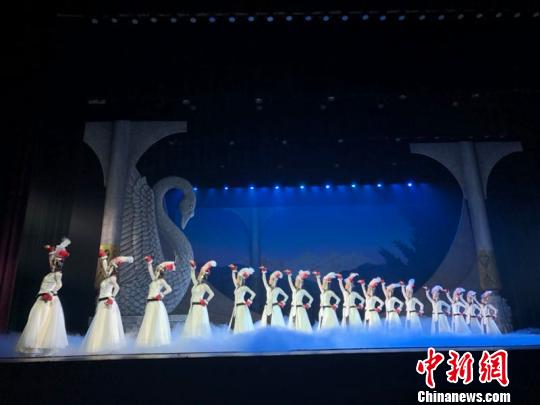 图为极具哈萨克风情的天鹅舞。　乌娅娜 摄