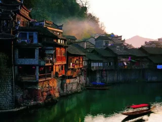 凤凰·水色边城美