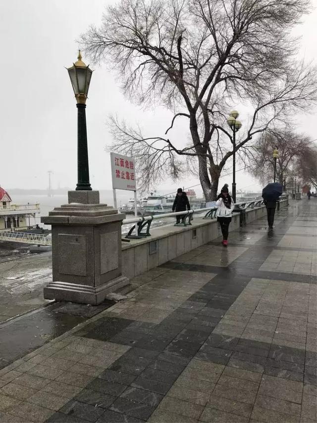 哈尔滨，风雪中的松花江畔
