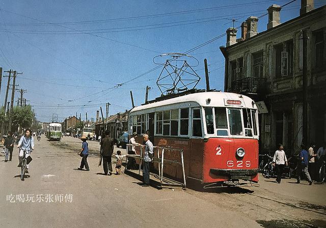 1982年的哈尔滨道外 遍地自行车 路边多商贩