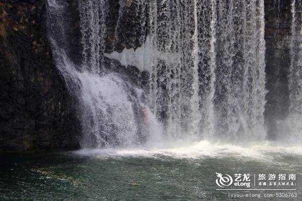 镜泊湖畔吊水楼瀑布，中国北方最壮观的熔岩塌陷瀑布